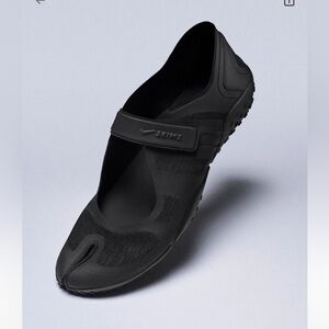 Nike skims footwear Sold out rift mesh Shoe
Brand new comes with box. Dust bags